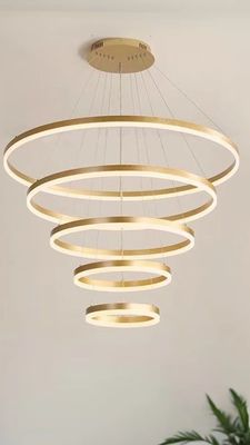 ゴールドシェル アルミニウム LED 丸いリングライト ホテル・ヴィラ用の5リングの吊り天井ライト