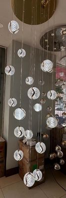 ヴィラ ホテル ロフト 階段 吊り灯具 デザイン 現代のアクリル 波紋ボール ペンダントランプ LEDライトストライプ