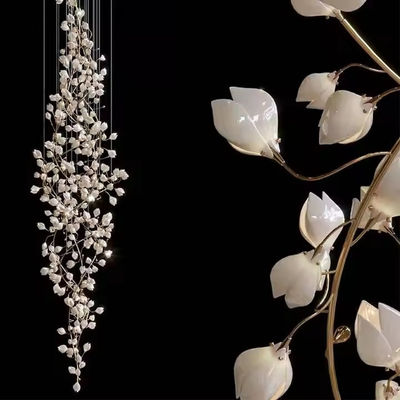 現代の白色マグノリアの花びら セラミック枝木 LEDペンダントライト プロジェクトペンダントランプ リビングルーム ホテルのロビー階段