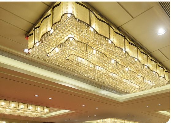 金色のペンダント ライト 透明な水晶 正方形 チェンデリア サロン リビング ダイニング 室内 照明 ペンダント 高い天井 ホテル