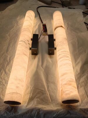 現代の寝室 ベッドサイド ゴールドとブラック LED 壁灯 スペイン 天然アラバスター