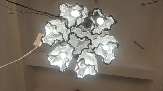 現代のクラシック シンプル ホワイト LED ライト 花の形 メタルフレーム ハングング クリスタル チェンデリア 結婚式ホール 飾り 天井グリッド